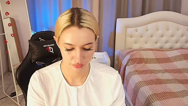 Snapshot of MelanyKink chatting on 10.10.25 MelanyKink online show from 10.10.25