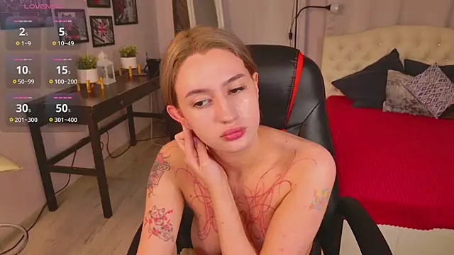 Snapshot of MelanyKink chatting on 10.23.25 MelanyKink online show from 10.23.25