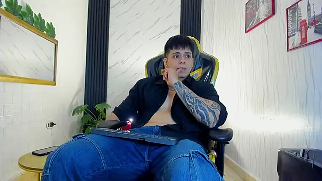 Snapshot of xKevyn chatting on 10.24.25 xKevyn online show from 10.24.25