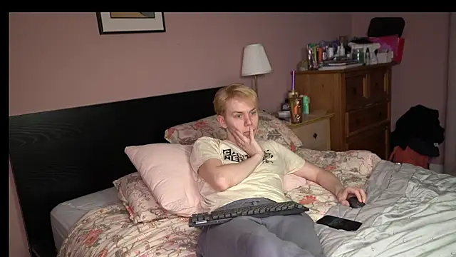 Snapshot of scottishtwink01 chatting on 12.05.25 scottishtwink01 online show from 12.05.25