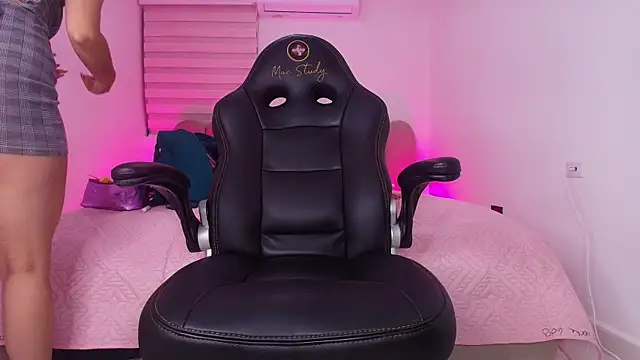 abbyrouss  online show from 11.22.25