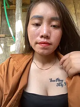 Snapshot of chipp-bong chatting on 10.17.25 chipp-bong online show from 10.17.25