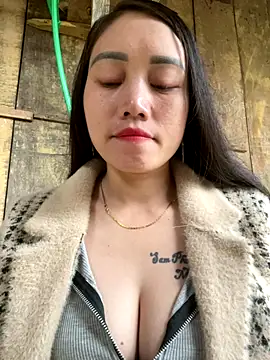 Snapshot of chipp-bong chatting on 10.31.25 chipp-bong online show from 10.31.25