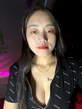 Snapshot of chipp-bong chatting on 11.14.25 chipp-bong online show from 11.14.25