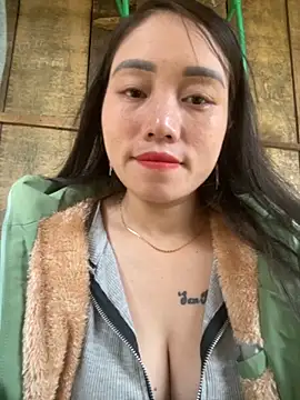 Snapshot of chipp-bong chatting on 11.17.25 chipp-bong online show from 11.17.25