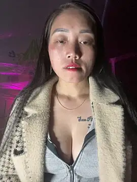 Snapshot of chipp-bong chatting on 11.22.25 chipp-bong online show from 11.22.25