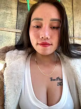 Snapshot of chipp-bong chatting on 11.26.25 chipp-bong online show from 11.26.25