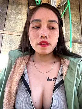 Snapshot of chipp-bong chatting on 11.28.25 chipp-bong online show from 11.28.25