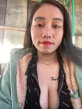 Snapshot of chipp-bong chatting on 11.29.25 chipp-bong online show from 11.29.25