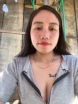 Snapshot of chipp-bong chatting on 11.30.25 chipp-bong online show from 11.30.25