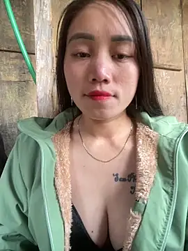 Snapshot of chipp-bong chatting on 12.18.25 chipp-bong online show from 12.18.25