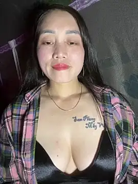 Snapshot of chipp-bong chatting on 12.18.25 chipp-bong online show from 12.18.25