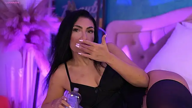 Bella Jonnes online show from 12.20.25