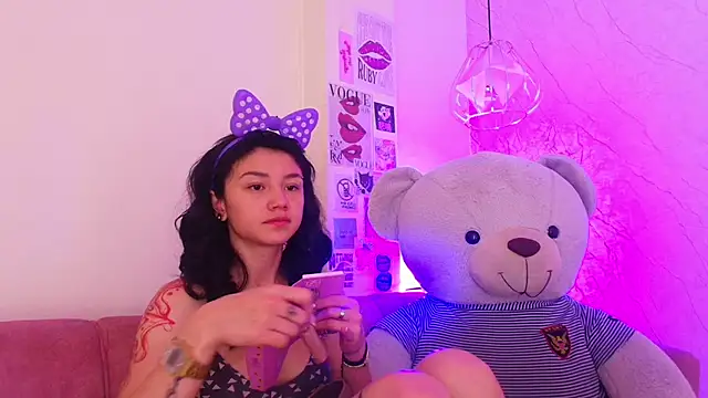 Snapshot of april_bennett chatting on 10.24.25 april bennett online show from 10.24.25