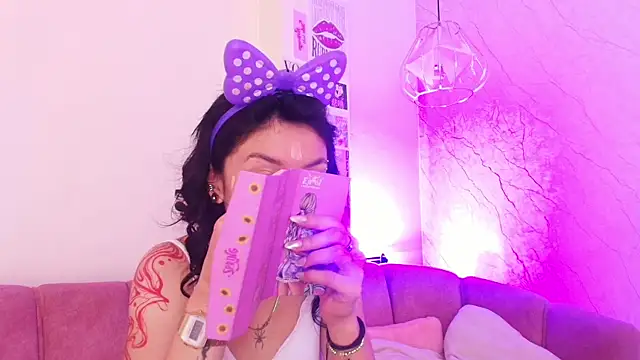 Snapshot of april_bennett chatting on 10.27.25 april bennett online show from 10.27.25