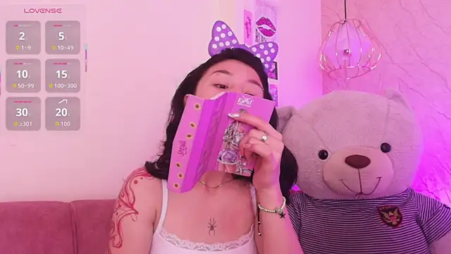 Snapshot of april_bennett chatting on 11.04.25 april bennett online show from 11.04.25