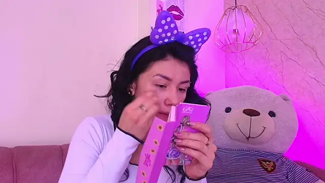 Snapshot of april_bennett chatting on 11.19.25 april bennett online show from 11.19.25