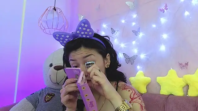 Snapshot of april_bennett chatting on 11.28.25 april bennett online show from 11.28.25