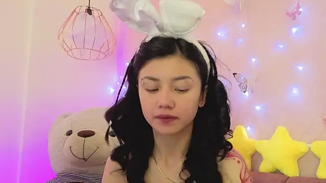 Snapshot of april_bennett chatting on 12.15.25 april bennett online show from 12.15.25