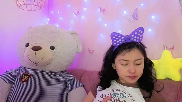 Snapshot of april_bennett chatting on 12.19.25 april bennett online show from 12.19.25