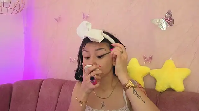 Snapshot of april_bennett chatting on 12.20.25 april bennett online show from 12.20.25