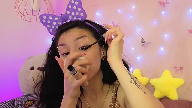 Snapshot of april_bennett chatting on 12.22.25 april bennett online show from 12.22.25