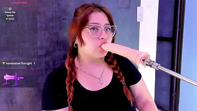 Snapshot of alana_glasses chatting on 09.18.25 alana glasses online show from 09.18.25