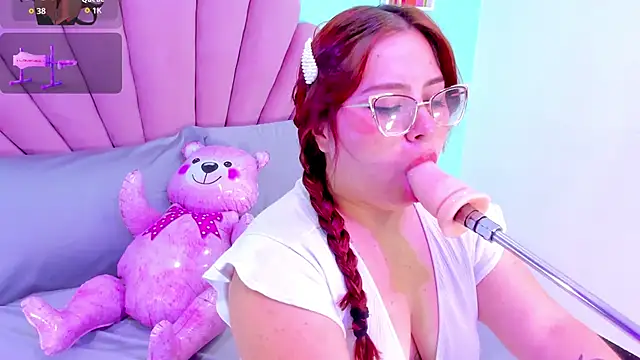 Snapshot of alana_glasses chatting on 09.30.25 alana glasses online show from 09.30.25