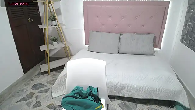 Snapshot of Dulce__Lovee chatting on 10.30.25 Dulce Lovee online show from 10.30.25