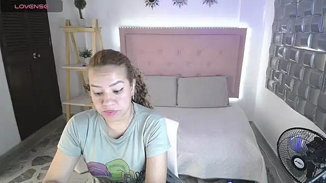 Snapshot of Dulce__Lovee chatting on 11.13.25 Dulce Lovee online show from 11.13.25