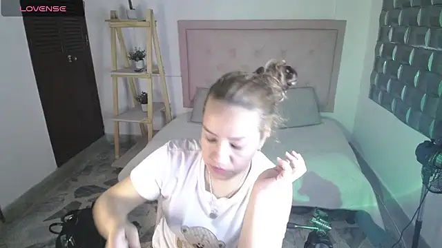 Snapshot of Dulce__Lovee chatting on 11.22.25 Dulce Lovee online show from 11.22.25