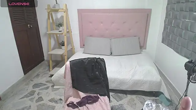 Snapshot of Dulce__Lovee chatting on 11.25.25 Dulce Lovee online show from 11.25.25