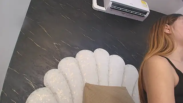 Snapshot of kissme_luna chatting on 04.28.26 kissme luna online show from 04.28.26