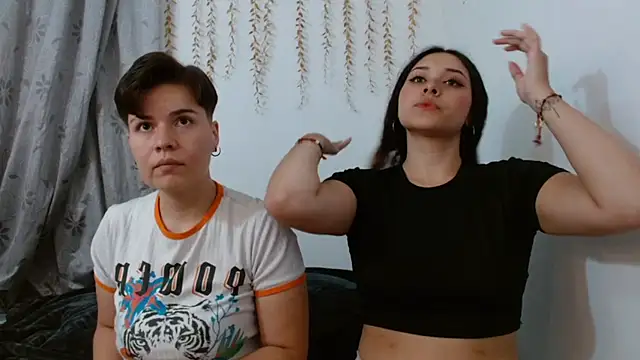 Snapshot of AmbarAndValery chatting on 10.05.25 AmbarAndValery online show from 10.05.25