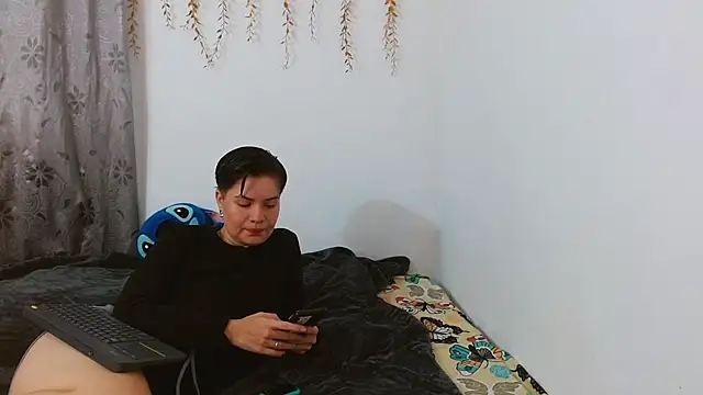 Snapshot of AmbarAndValery chatting on 10.12.25 AmbarAndValery online show from 10.12.25