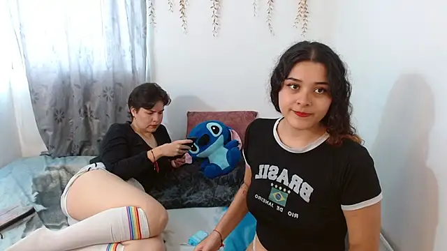 Snapshot of AmbarAndValery chatting on 11.23.25 AmbarAndValery online show from 11.23.25