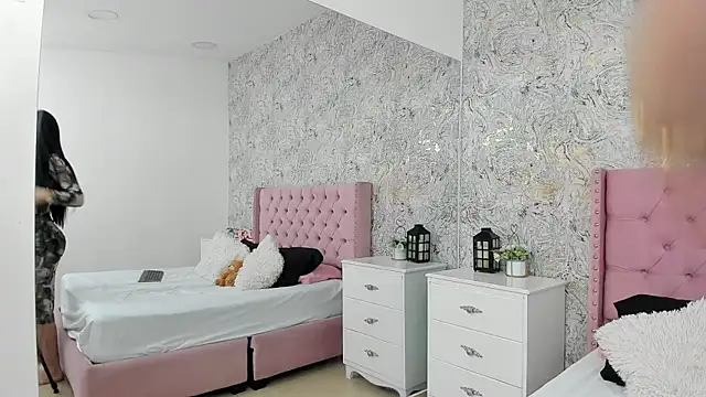 PaolaSanz online show from 10.04.25