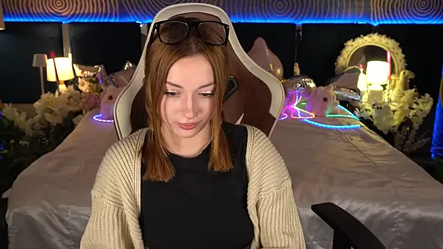 Snapshot of FoxyMayy chatting on 06.19.26 FoxyMayy online show from 06.19.26