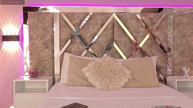 Snapshot of CarolinaaGomezz chatting on 11.15.25 CarolinaaGomezz online show from 11.15.25