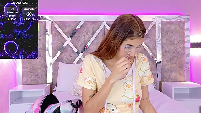 Snapshot of CarolinaaGomezz chatting on 12.17.25 CarolinaaGomezz online show from 12.17.25