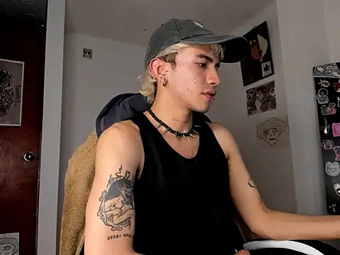 Snapshot of guynextdo0r chatting on 09.28.25 guynextdo0r online show from 09.28.25