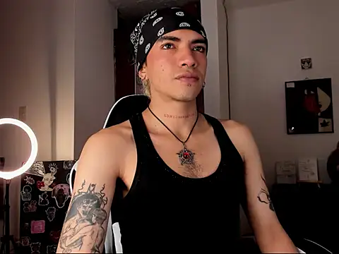 Snapshot of guynextdo0r chatting on 10.01.25 guynextdo0r online show from 10.01.25