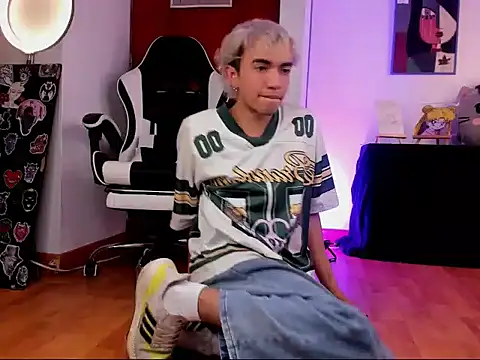 Snapshot of guynextdo0r chatting on 10.03.25 guynextdo0r online show from 10.03.25