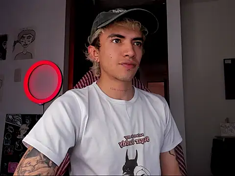 Snapshot of guynextdo0r chatting on 10.05.25 guynextdo0r online show from 10.05.25