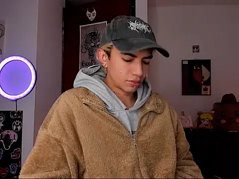 Snapshot of guynextdo0r chatting on 10.08.25 guynextdo0r online show from 10.08.25