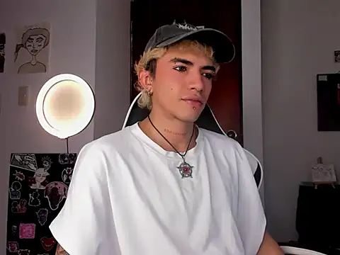 Snapshot of guynextdo0r chatting on 10.09.25 guynextdo0r online show from 10.09.25