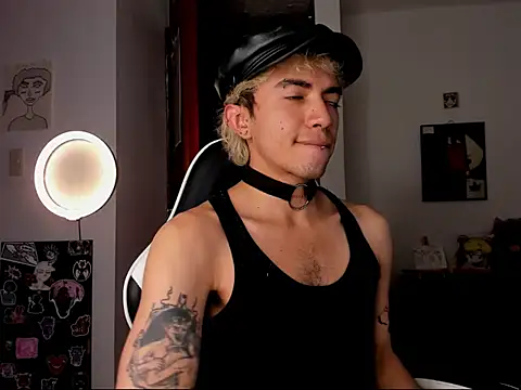 Snapshot of guynextdo0r chatting on 10.10.25 guynextdo0r online show from 10.10.25