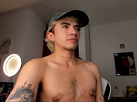 Snapshot of guynextdo0r chatting on 10.11.25 guynextdo0r online show from 10.11.25