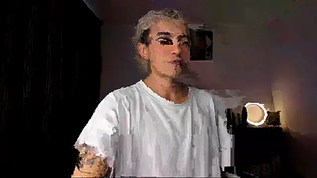 Snapshot of guynextdo0r chatting on 10.16.25 guynextdo0r online show from 10.16.25