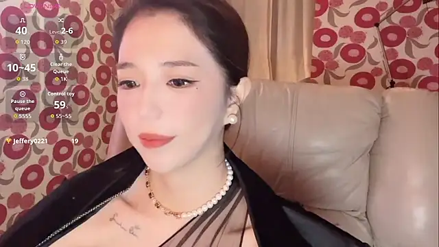 Snapshot of miss-lin chatting on 11.15.25 miss-lin online show from 11.15.25